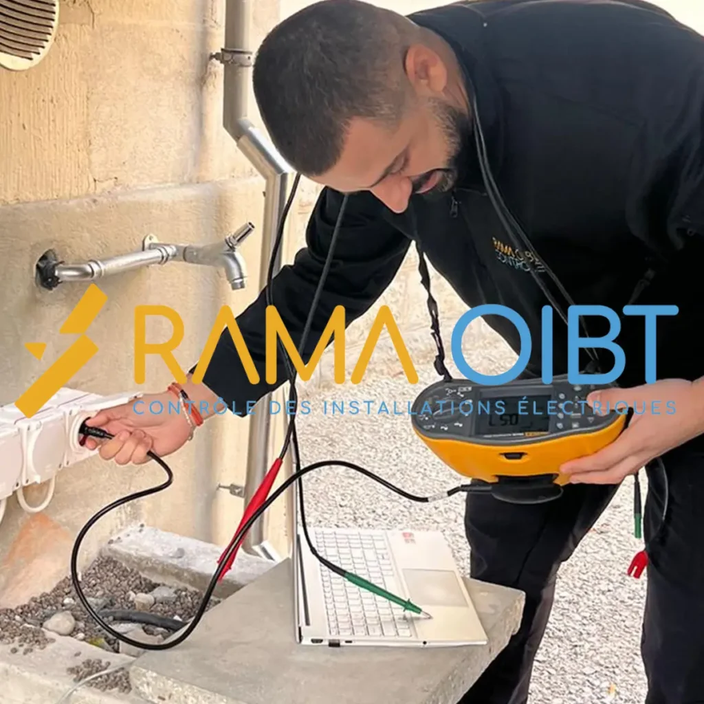 Contrôleur RAMA OIBT devant une installation photovoltaïque en Suisse
